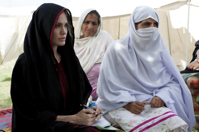 Angelina Jolie, pakistan, black burqa, black head covering